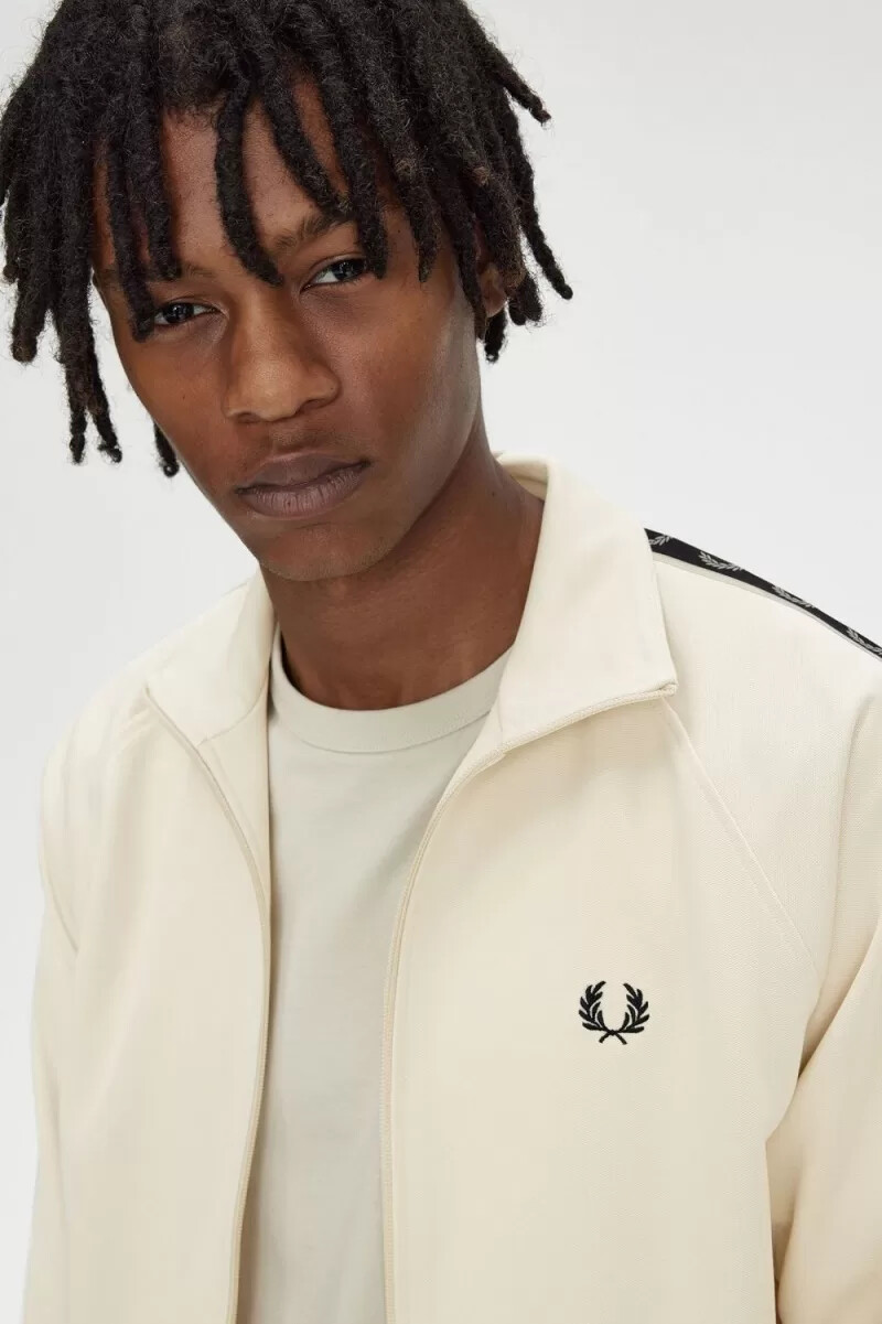 chaqueta deportiva fred perry con cinta en contraste para hombre color avena y gris cálido