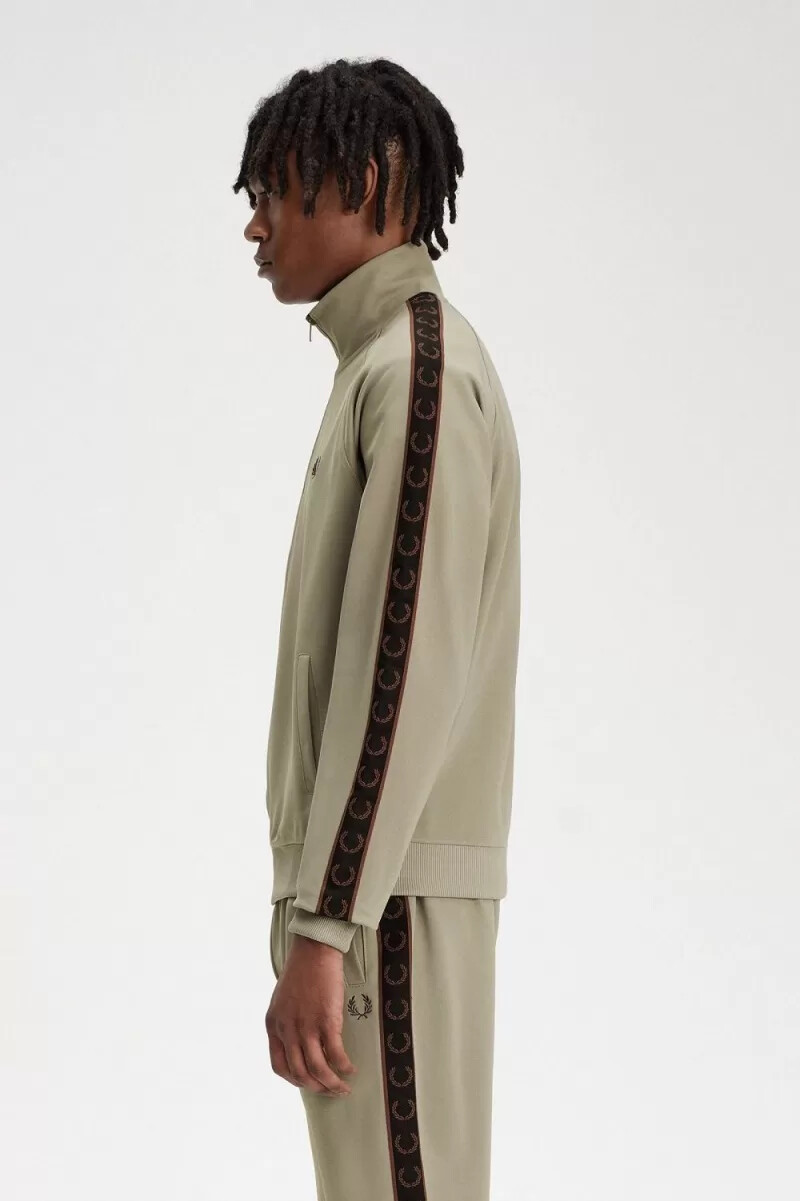 chaqueta deportiva fred perry con cinta en contraste para hombre gris cálido y rojo oscuro