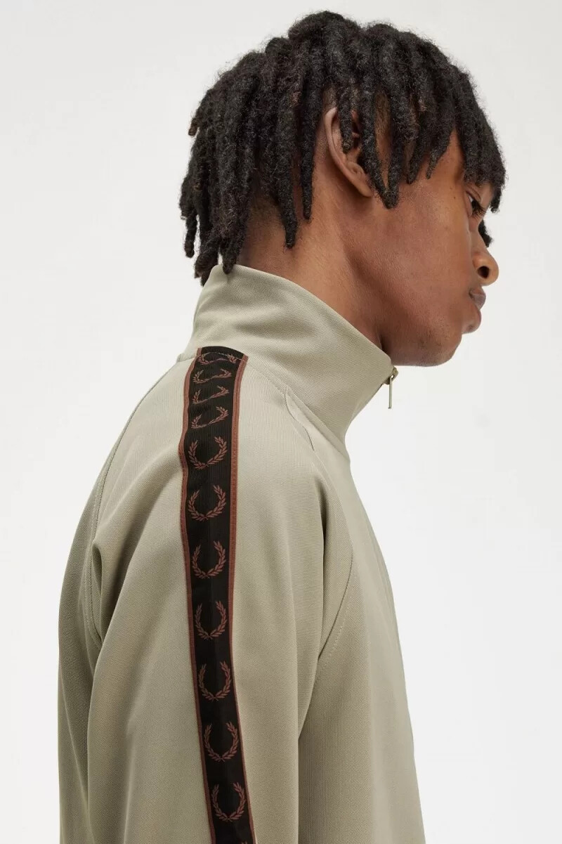 chaqueta deportiva fred perry con cinta en contraste para hombre gris cálido y rojo oscuro
