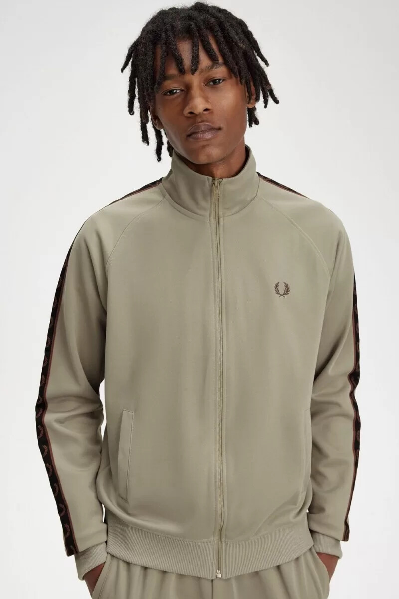 chaqueta deportiva fred perry con cinta en contraste para hombre gris cálido y rojo oscuro