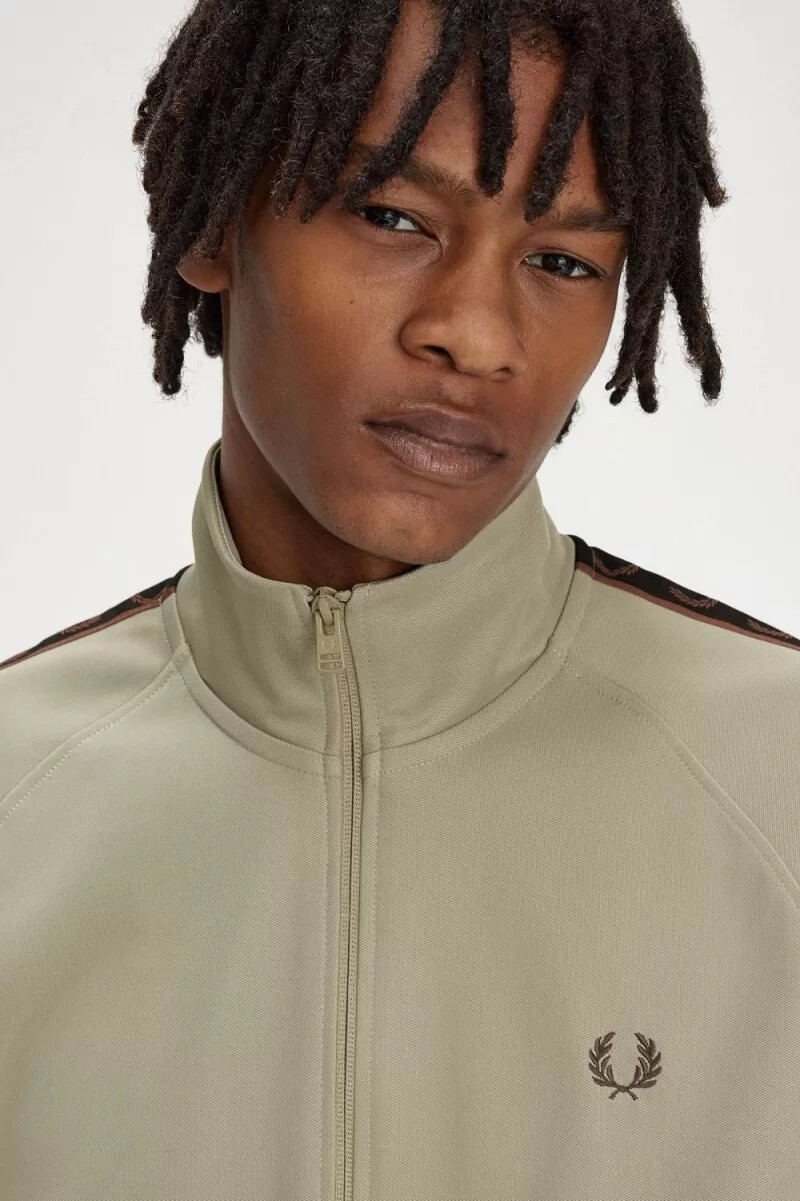 chaqueta deportiva fred perry con cinta en contraste para hombre gris cálido y rojo oscuro