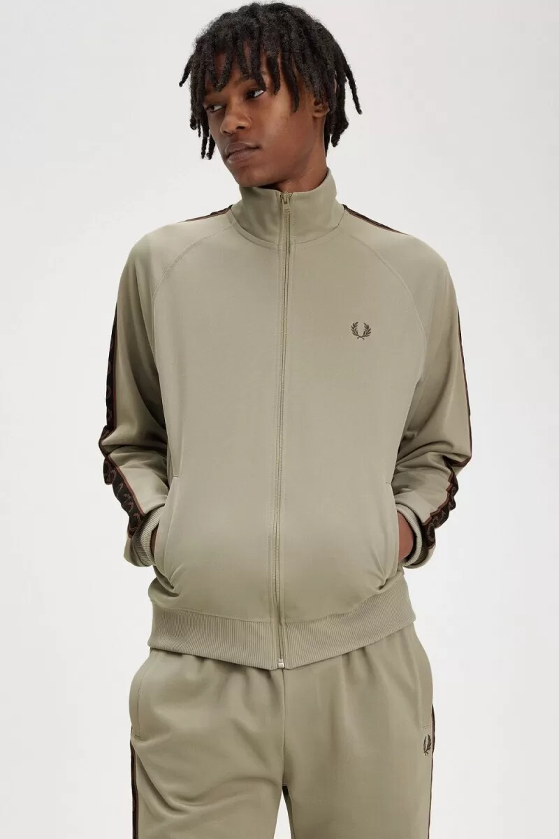 chaqueta deportiva fred perry con cinta en contraste para hombre gris cálido y rojo oscuro