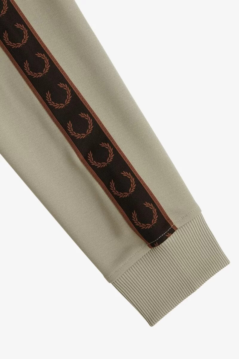 chaqueta deportiva fred perry con cinta en contraste para hombre gris cálido y rojo oscuro