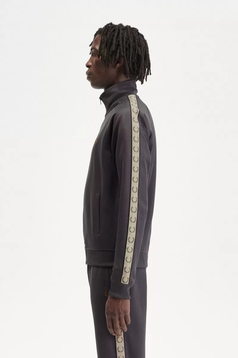 chaqueta deportiva fred perry con cinta en contraste para hombre color gris ancla y negro