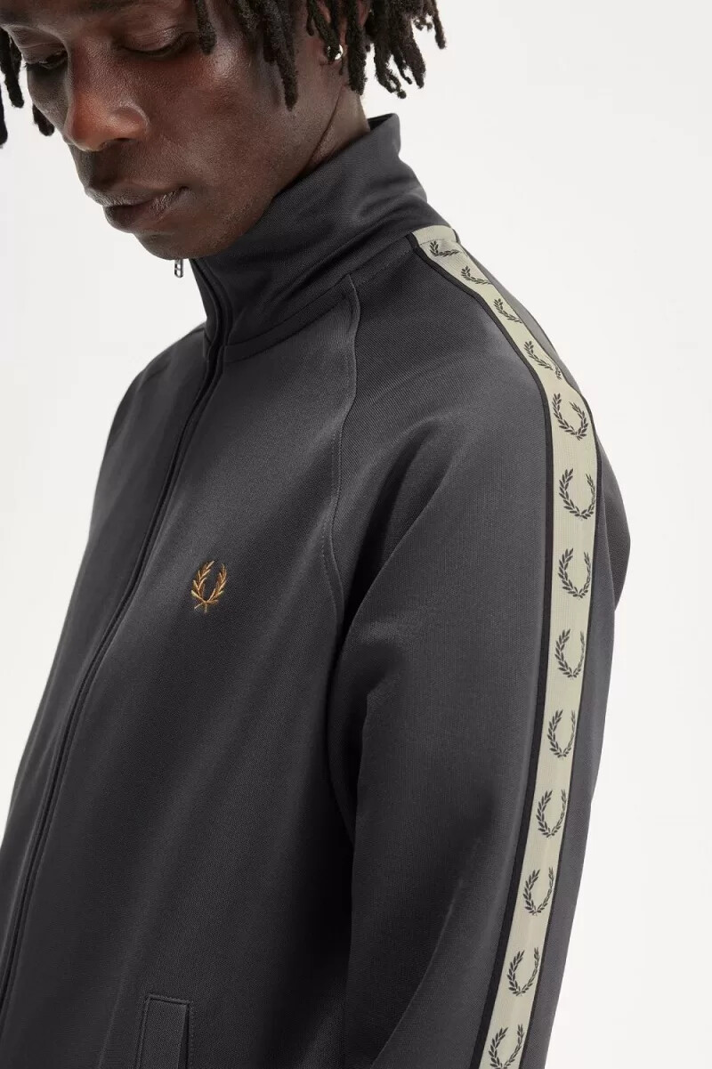 chaqueta deportiva fred perry con cinta en contraste para hombre color gris ancla y negro