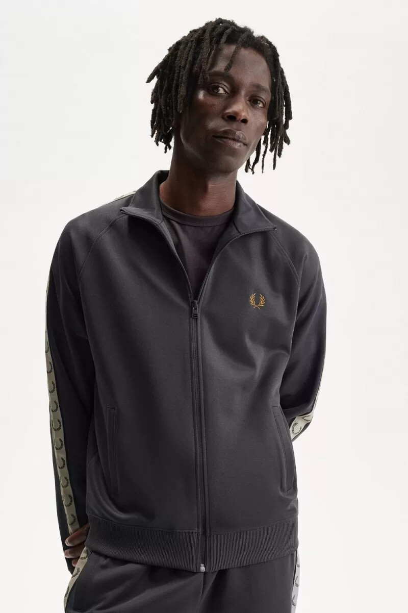 chaqueta deportiva fred perry con cinta en contraste para hombre color gris ancla y negro