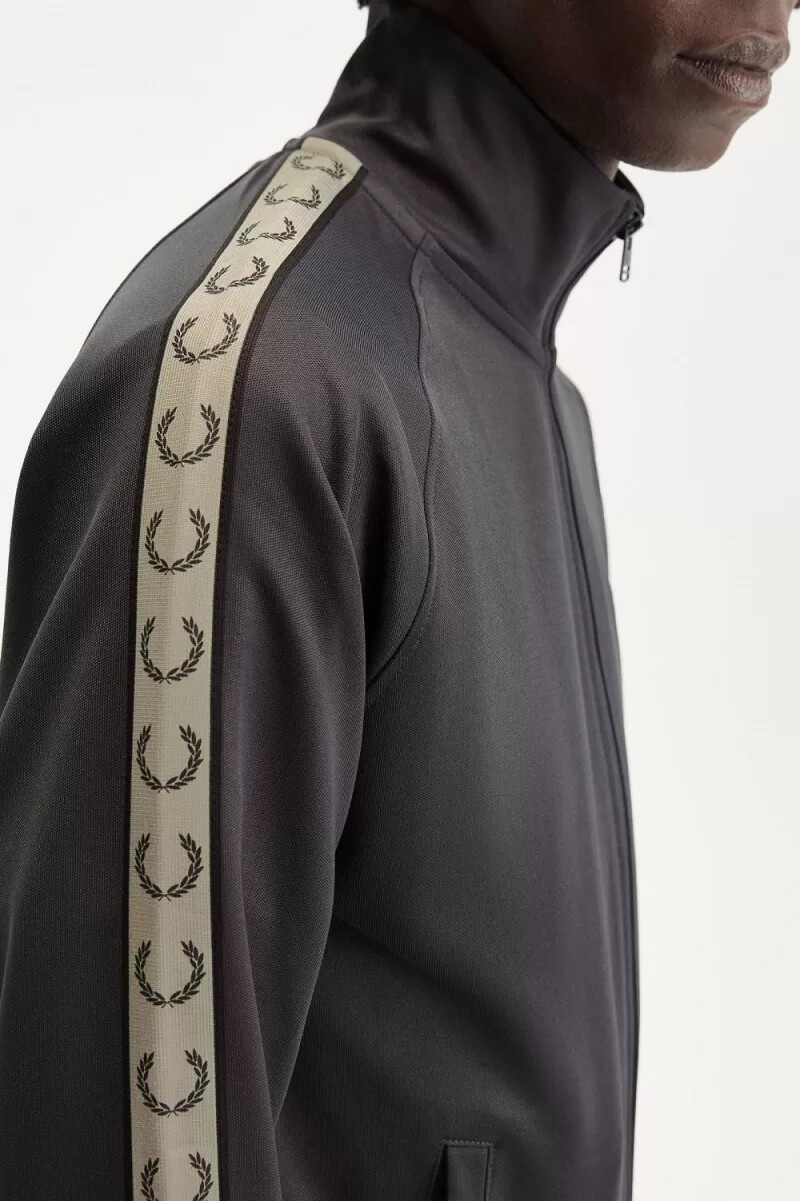 chaqueta deportiva fred perry con cinta en contraste para hombre color gris ancla y negro
