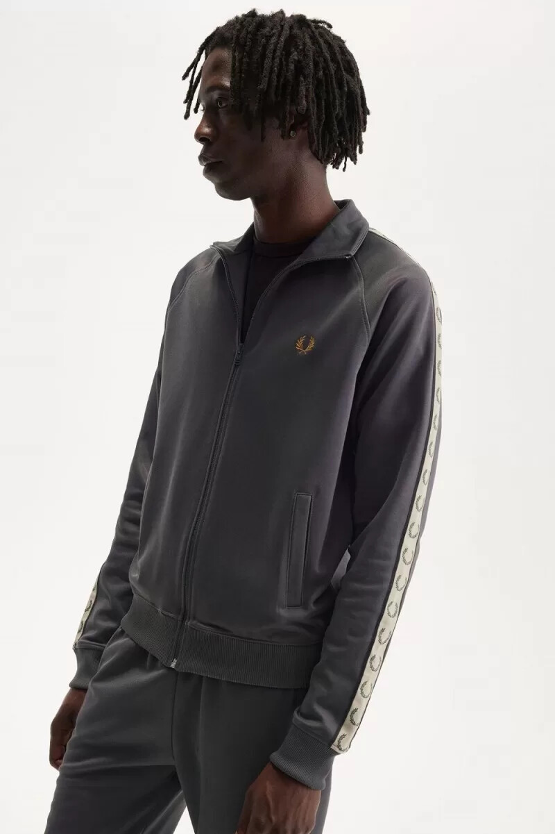 chaqueta deportiva fred perry con cinta en contraste para hombre color gris ancla y negro
