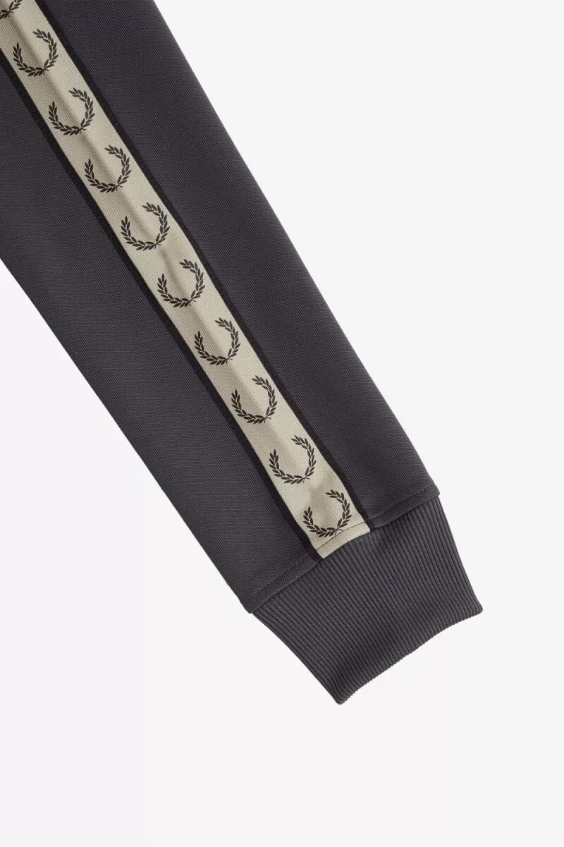 chaqueta deportiva fred perry con cinta en contraste para hombre color gris ancla y negro