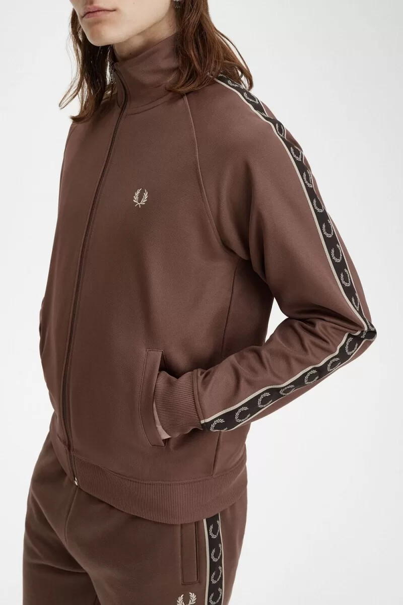 chaqueta deportiva fred perry con cinta en contraste para hombre color rojo oscuro y gris cálido
