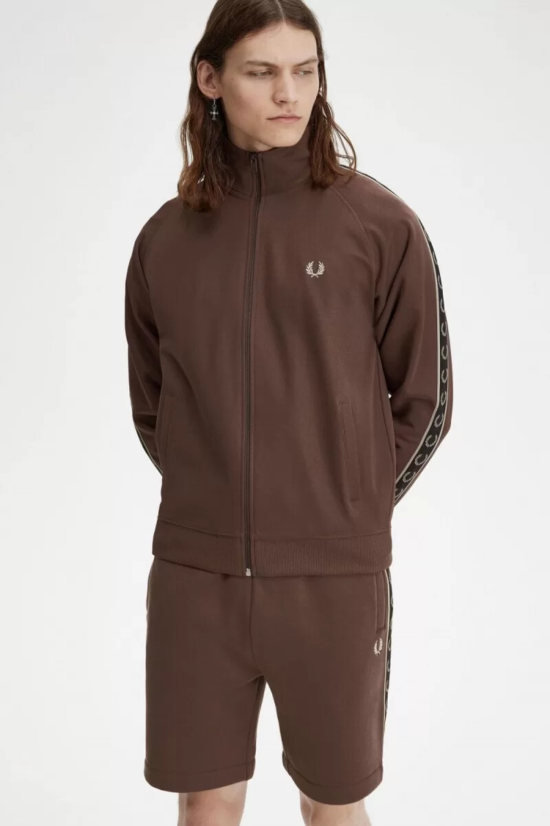 chaqueta deportiva fred perry con cinta en contraste para hombre color rojo oscuro y gris cálido