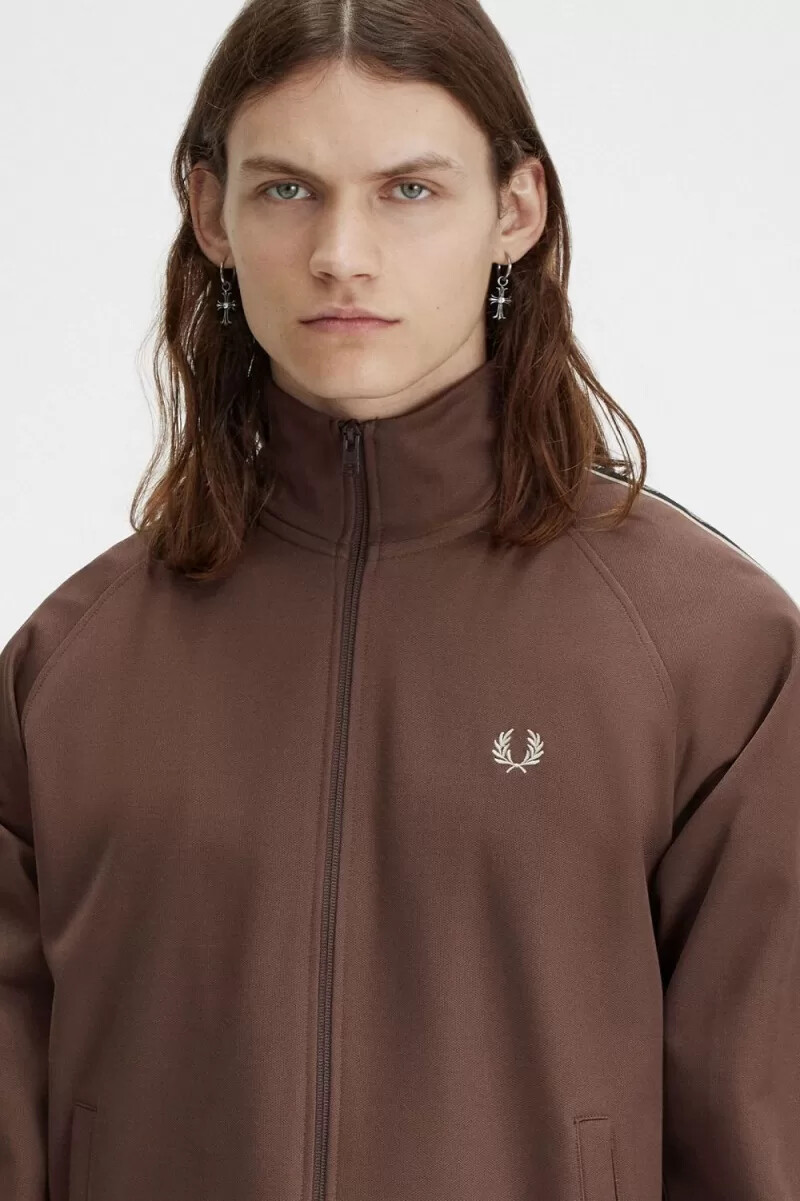 chaqueta deportiva fred perry con cinta en contraste para hombre color rojo oscuro y gris cálido