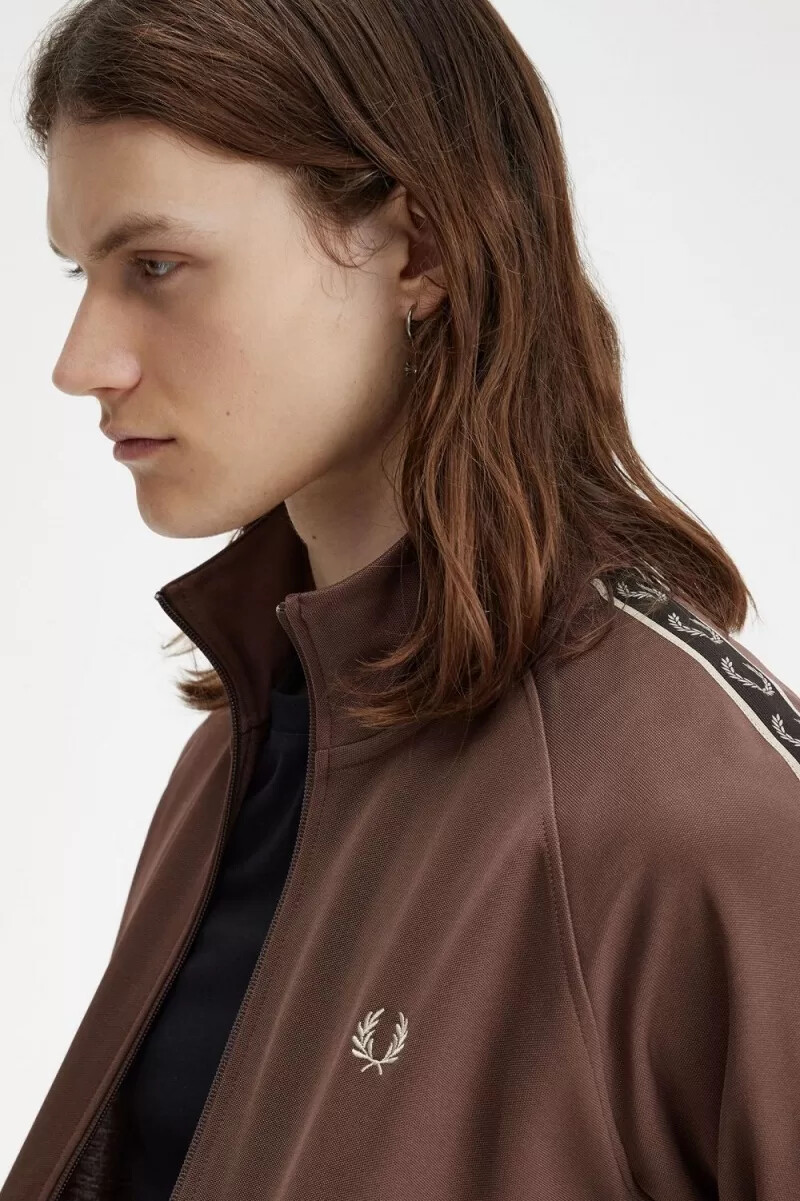 chaqueta deportiva fred perry con cinta en contraste para hombre color rojo oscuro y gris cálido