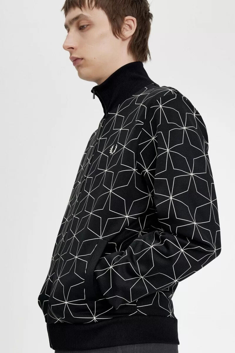 chaqueta deportiva negra con estampado geométrico para hombre de fred perry