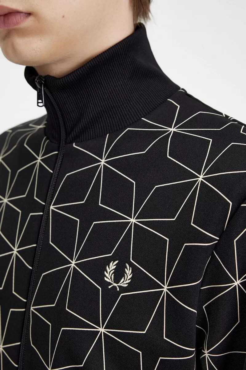 chaqueta deportiva negra con estampado geométrico para hombre de fred perry