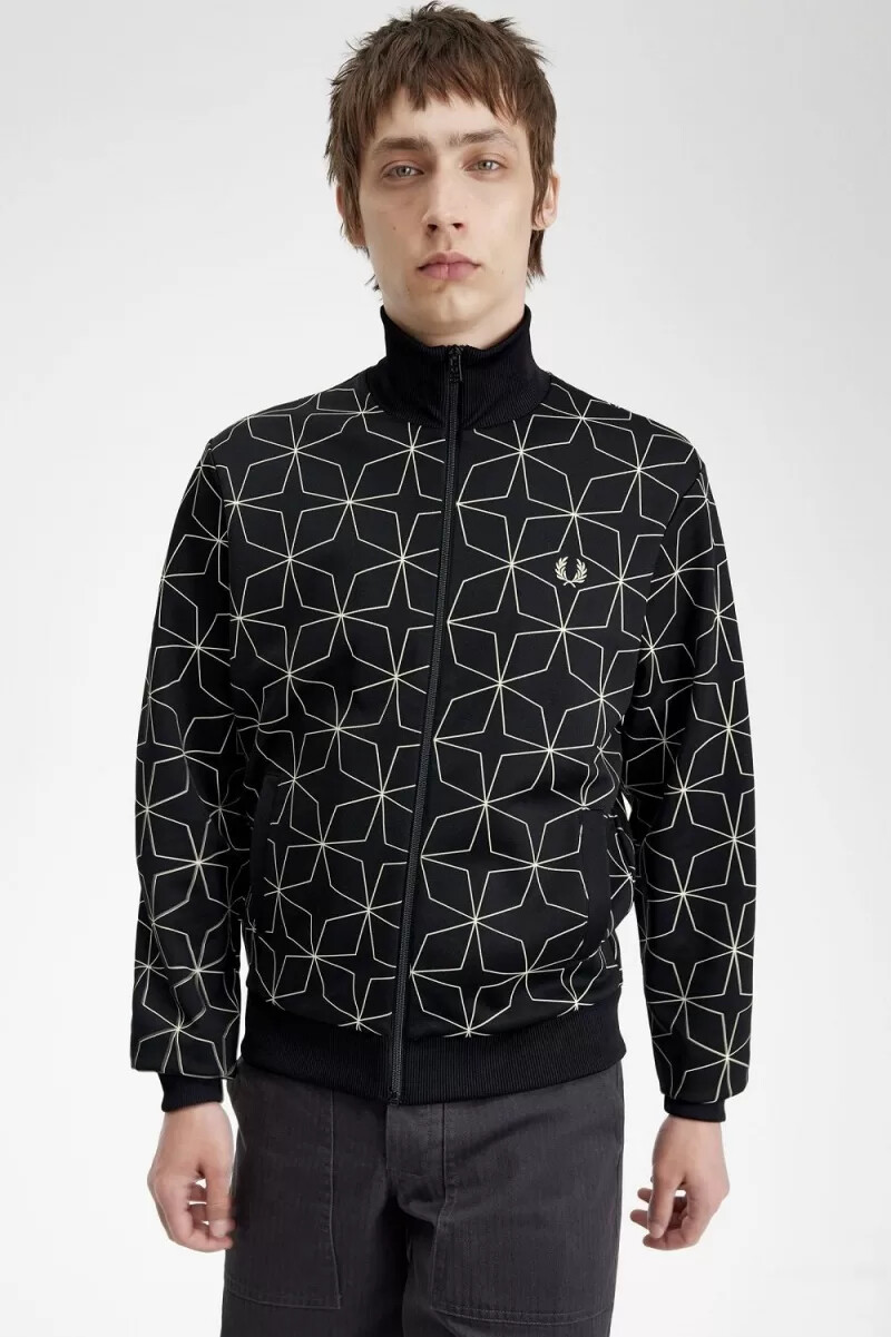 chaqueta deportiva negra con estampado geométrico para hombre de fred perry