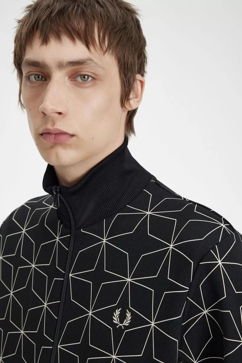 chaqueta deportiva negra con estampado geométrico para hombre de fred perry