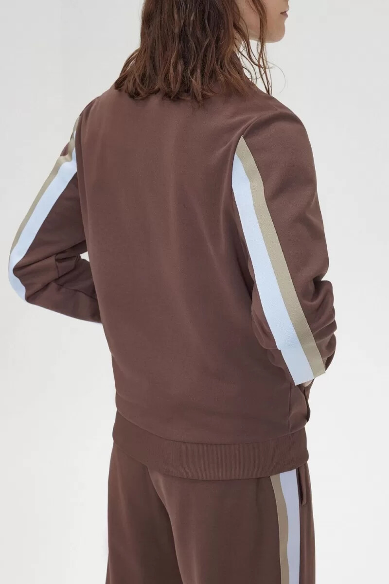 chaqueta deportiva con cuello y detalle de cinta de fred perry para hombre color rojo oscuro