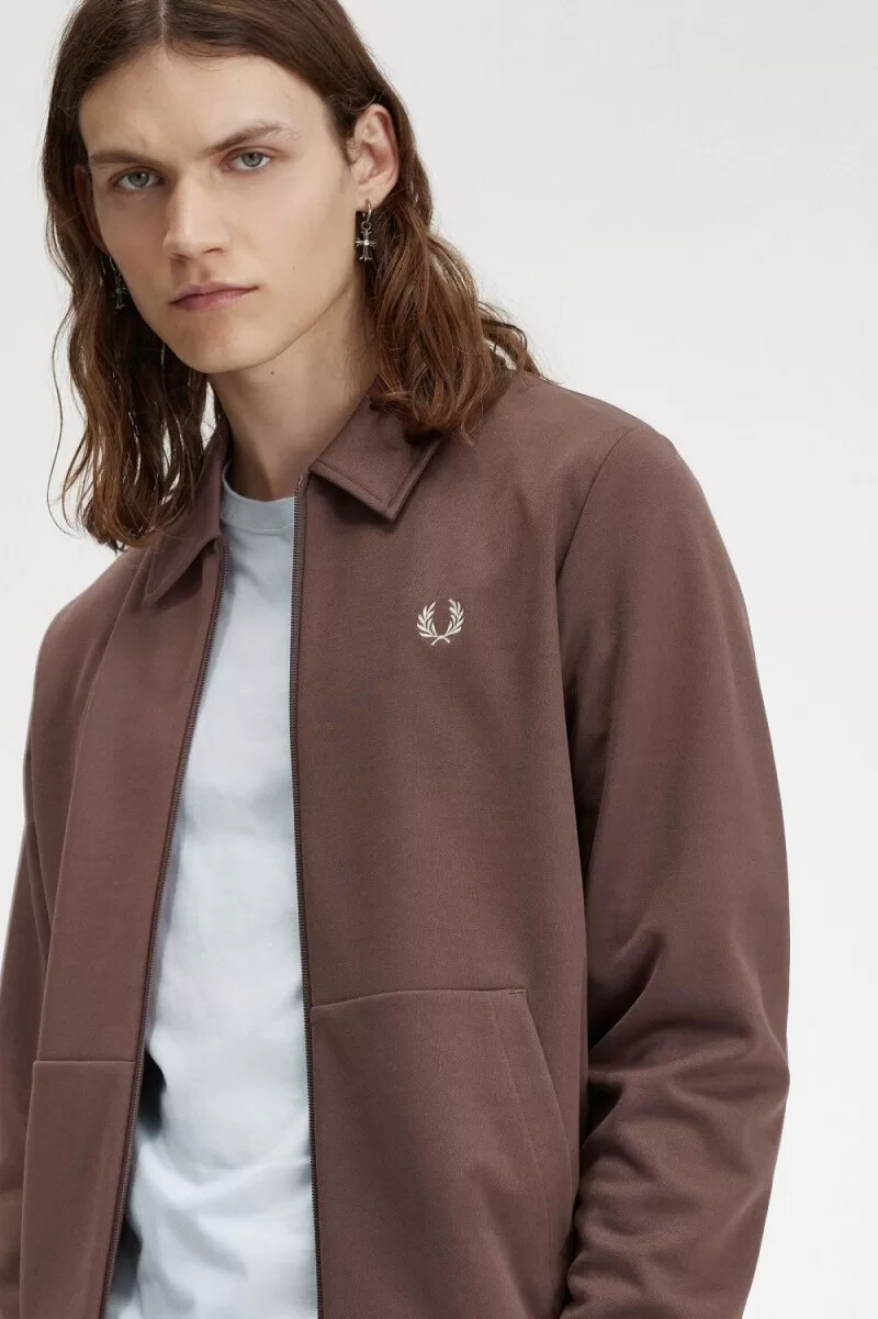 chaqueta deportiva con cuello y detalle de cinta de fred perry para hombre color rojo oscuro