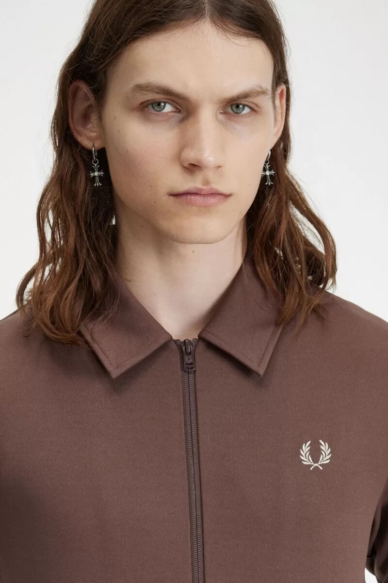 chaqueta deportiva con cuello y detalle de cinta de fred perry para hombre color rojo oscuro