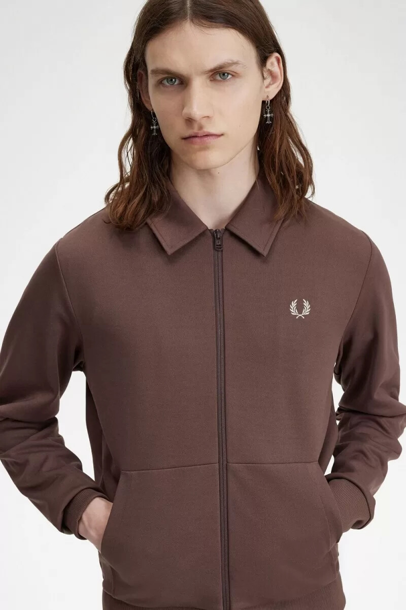 chaqueta deportiva con cuello y detalle de cinta de fred perry para hombre color rojo oscuro