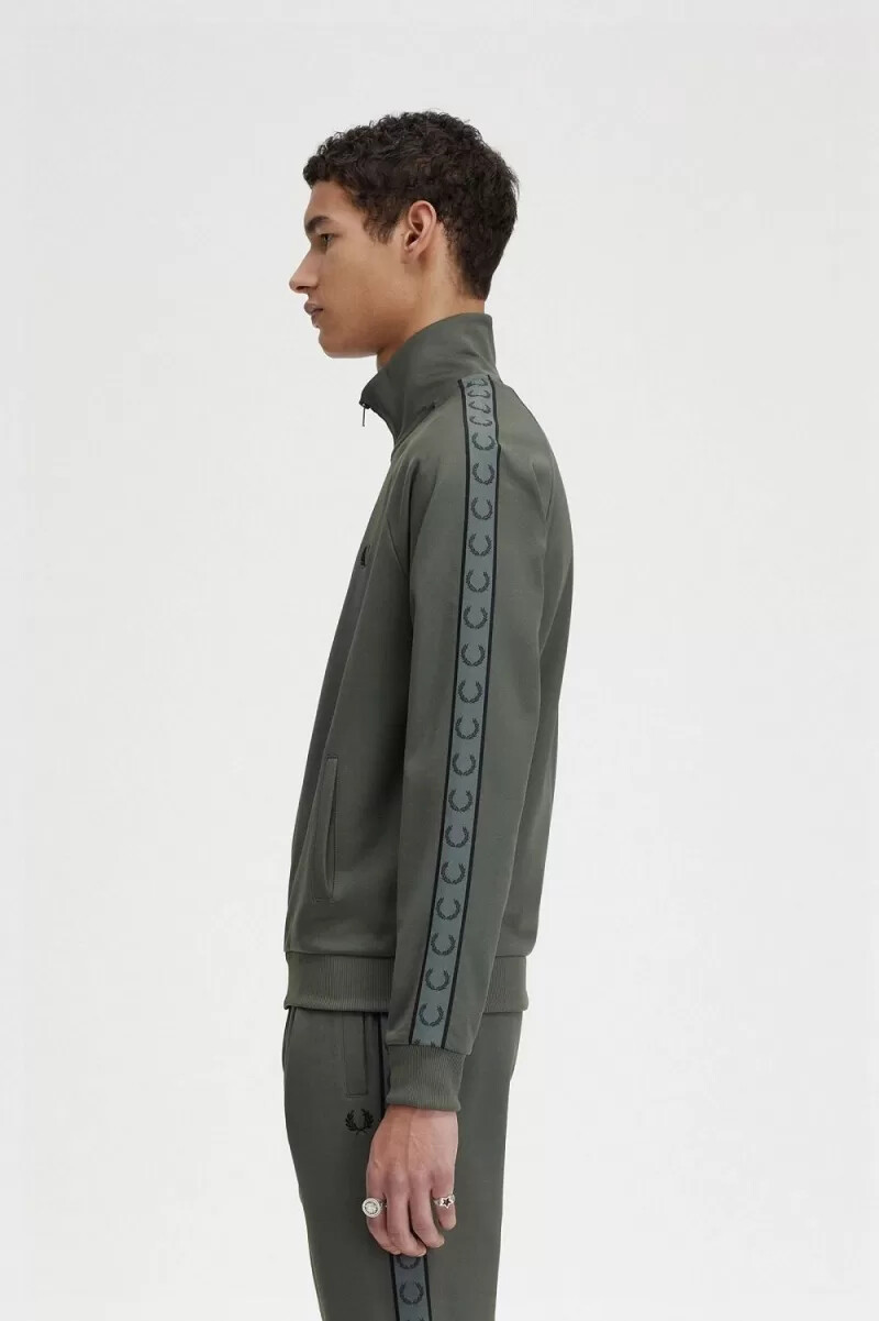 chaqueta deportiva fred perry con cinta en contraste para hombre color verde campo y negro