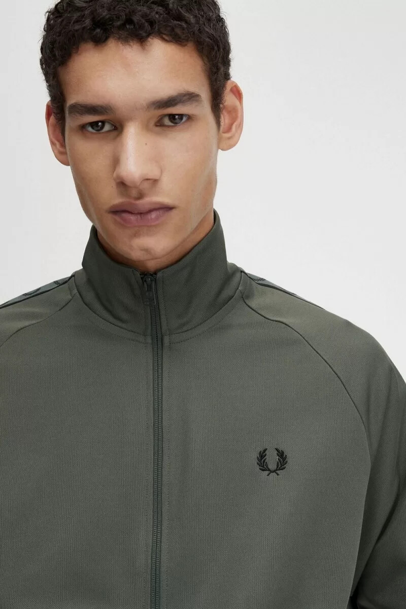 chaqueta deportiva fred perry con cinta en contraste para hombre color verde campo y negro