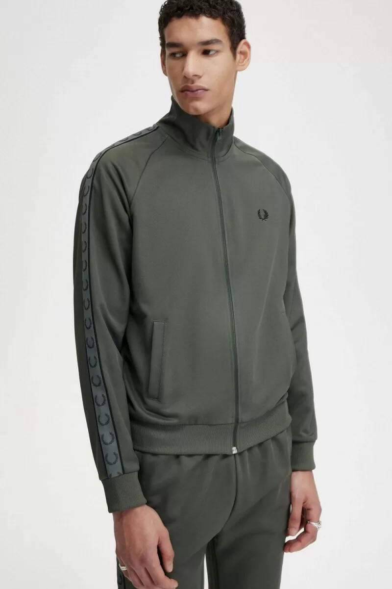 chaqueta deportiva fred perry con cinta en contraste para hombre color verde campo y negro