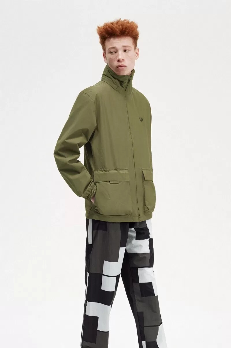 chaqueta fred perry con bolsillo de parche y cremallera para hombre color verde uniforme