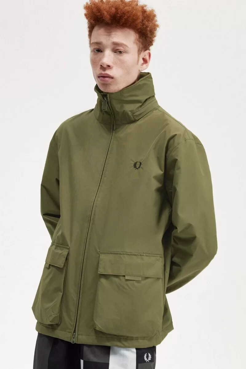 chaqueta fred perry con bolsillo de parche y cremallera para hombre color verde uniforme