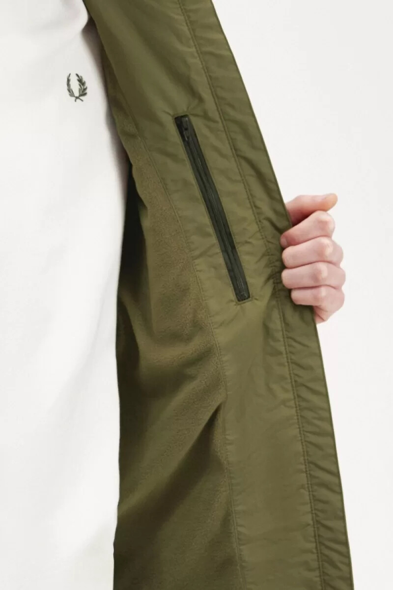 chaqueta fred perry con bolsillo de parche y cremallera para hombre color verde uniforme