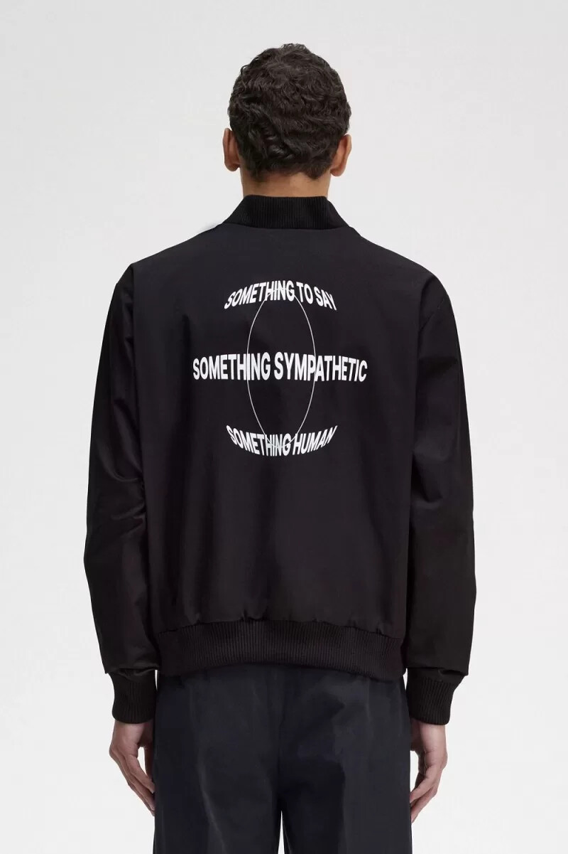 chaqueta bomber estampada fred perry para hombre color negro