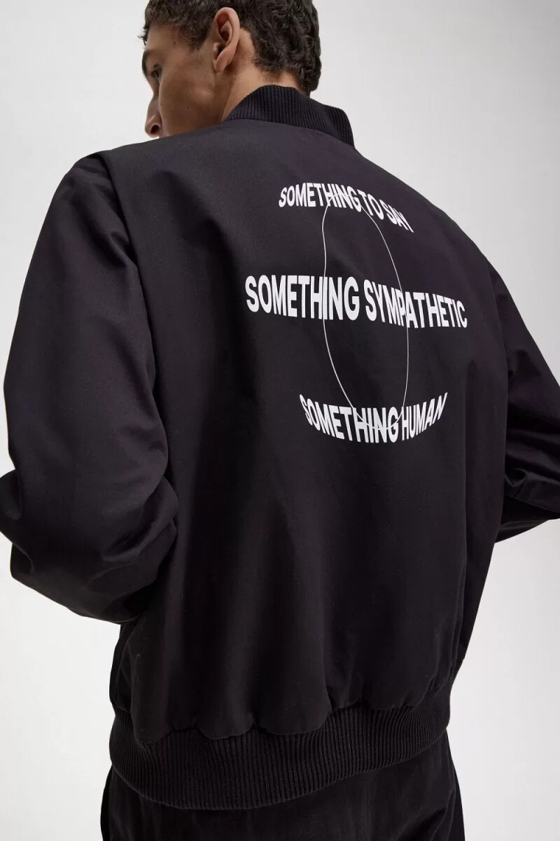 chaqueta bomber estampada fred perry para hombre color negro