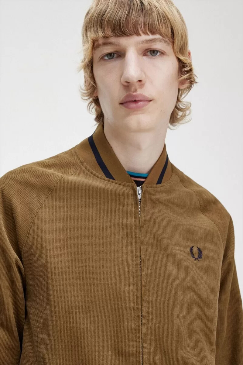 chaqueta bomber de tenis fred perry waffle cord para hombre color marrón