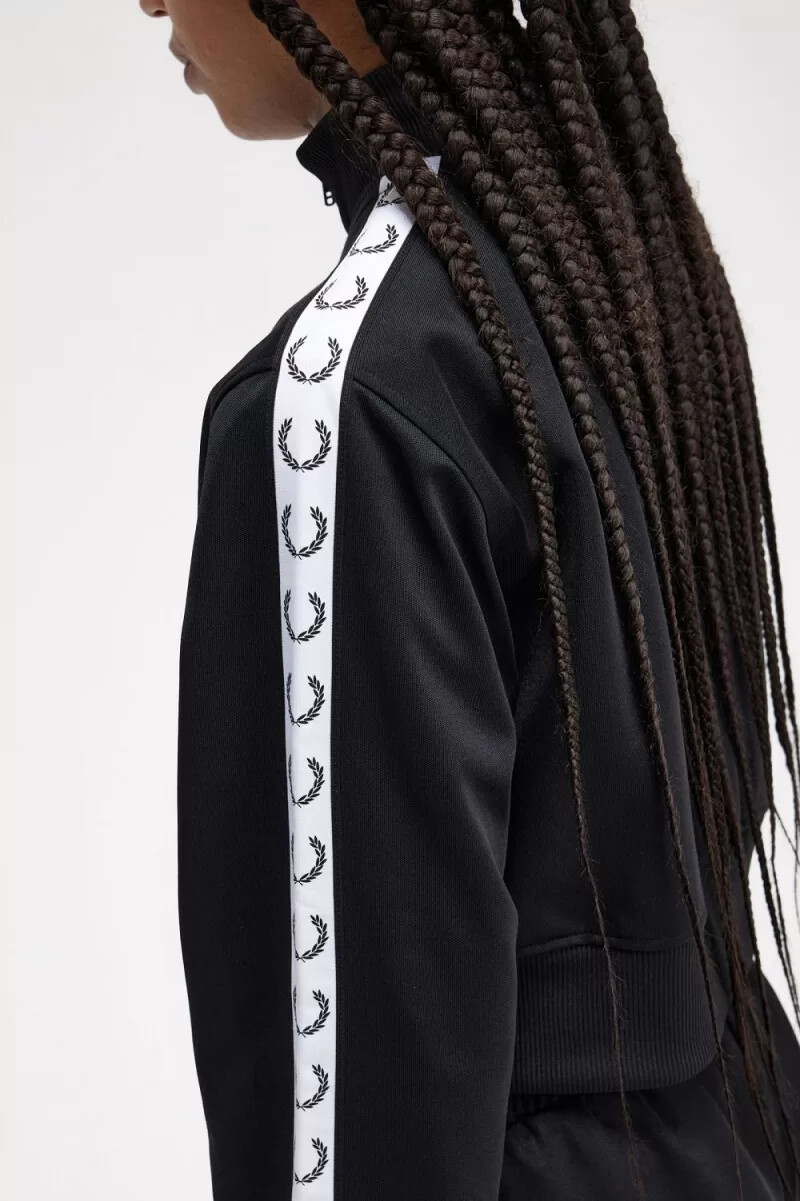 chaqueta deportiva corta con cinta fred perry para mujer color negro