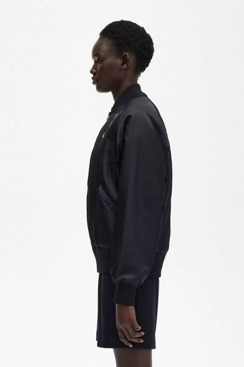chaqueta bomber bordada fred perry para mujer color negro