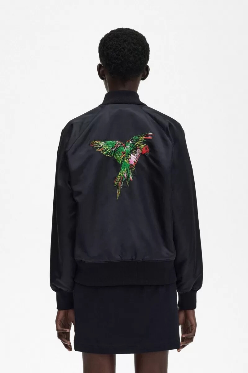 chaqueta bomber bordada fred perry para mujer color negro