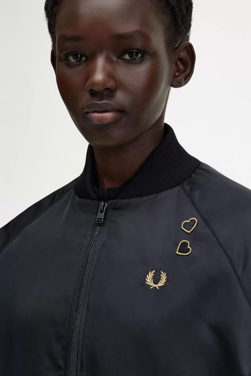chaqueta bomber bordada fred perry para mujer color negro