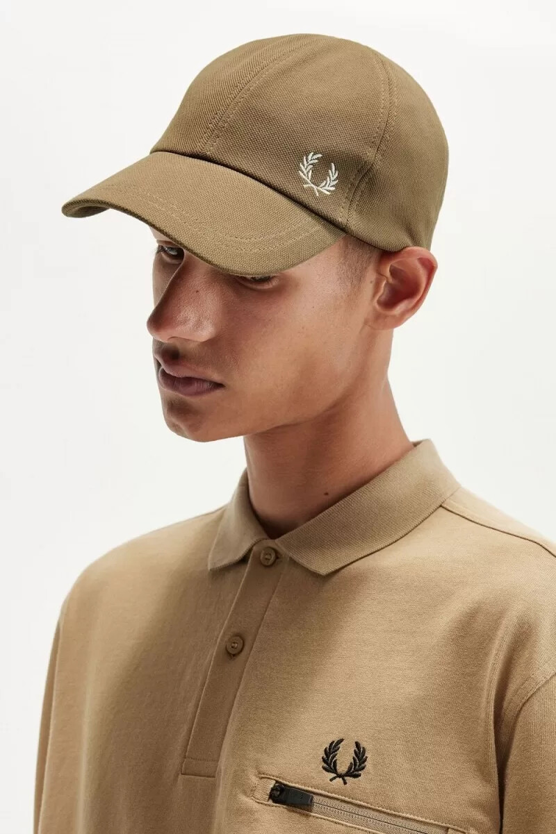 gorras clásicas de piqué fred perry para hombre color marrón y beige
