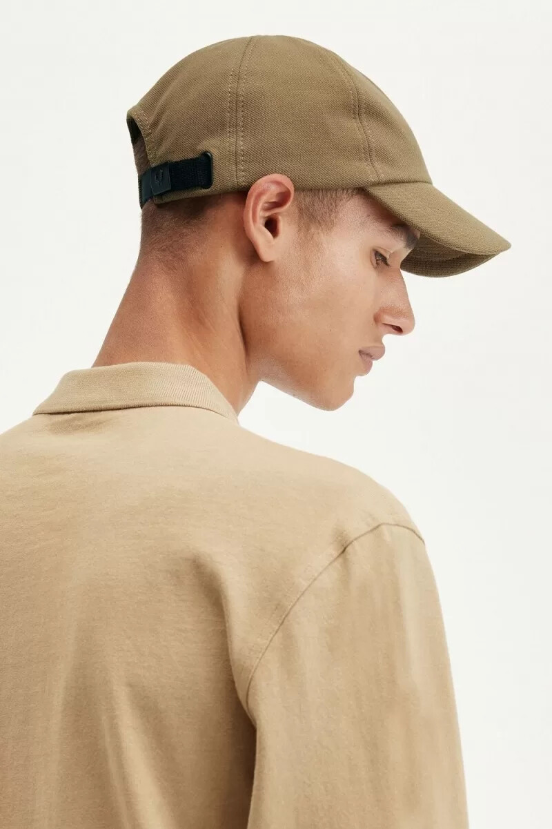 gorras clásicas de piqué fred perry para hombre color marrón y beige