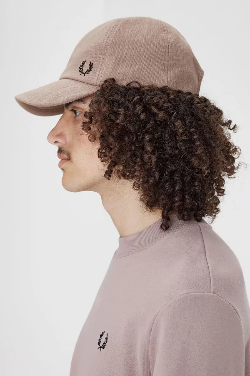 gorras clásicas de piqué fred perry para hombre color rosa oscuro y negro