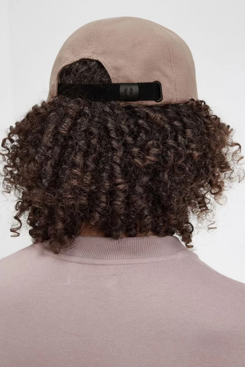 gorras clásicas de piqué fred perry para hombre color rosa oscuro y negro