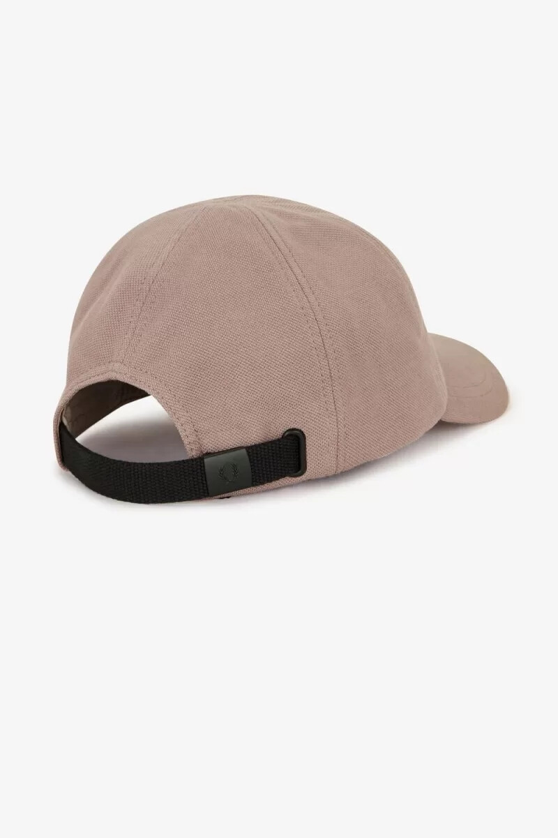gorras clásicas de piqué fred perry para hombre color rosa oscuro y negro