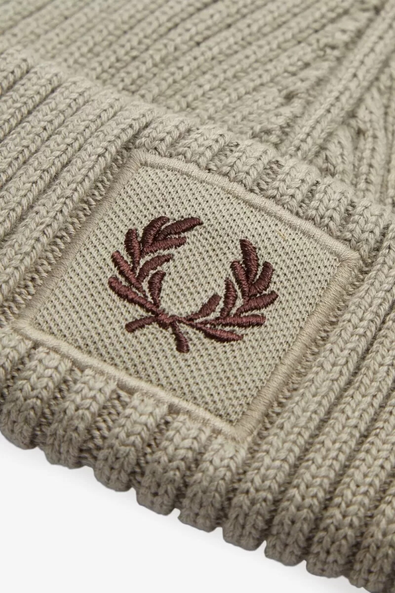 gorras fred perry cotton rib para hombre color gris cálido y rojo oscuro