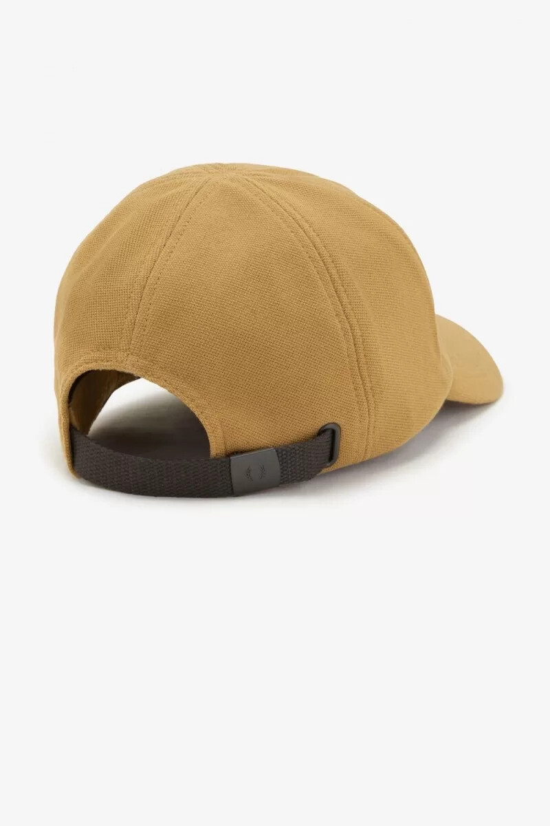 gorras clásicas de piqué fred perry para hombre color café oscuro y negro