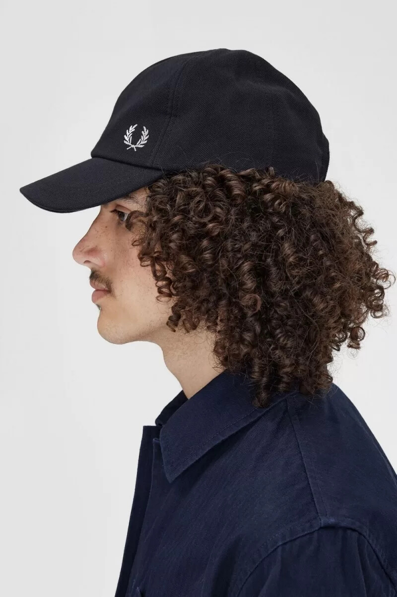 gorras clásicas de piqué fred perry para hombre color azul marino y blanco nieve