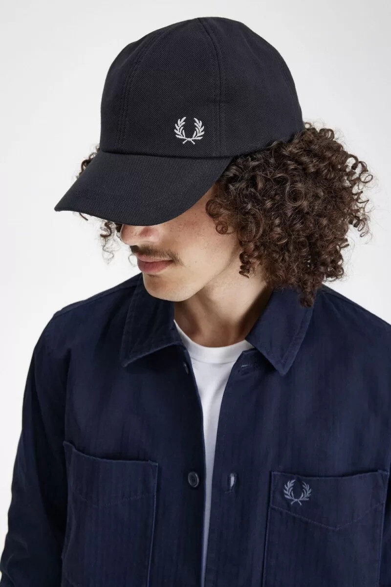 gorras clásicas de piqué fred perry para hombre color azul marino y blanco nieve