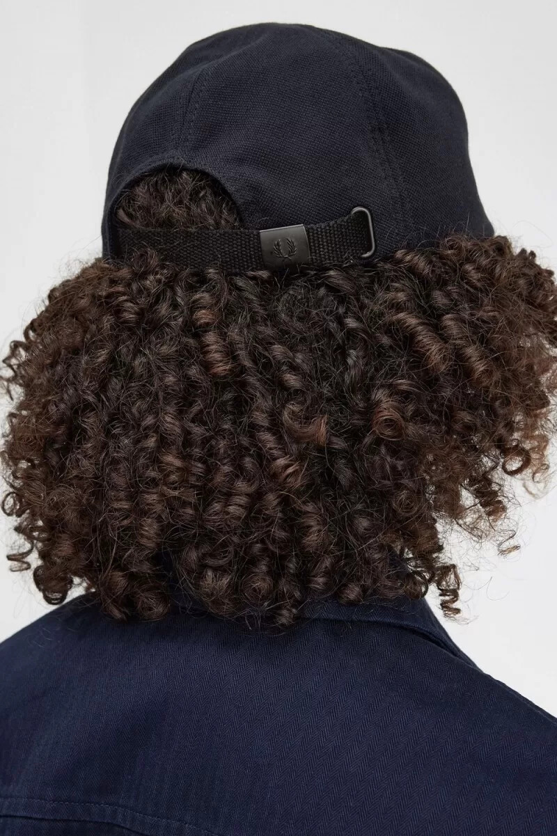 gorras clásicas de piqué fred perry para hombre color azul marino y blanco nieve