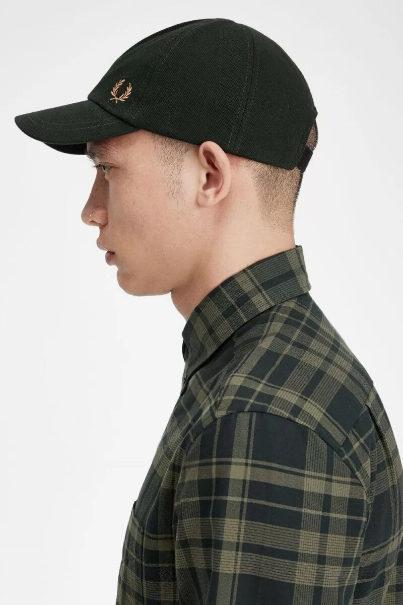 gorras clásicas de piqué fred perry para hombre color verde noche y óxido claro