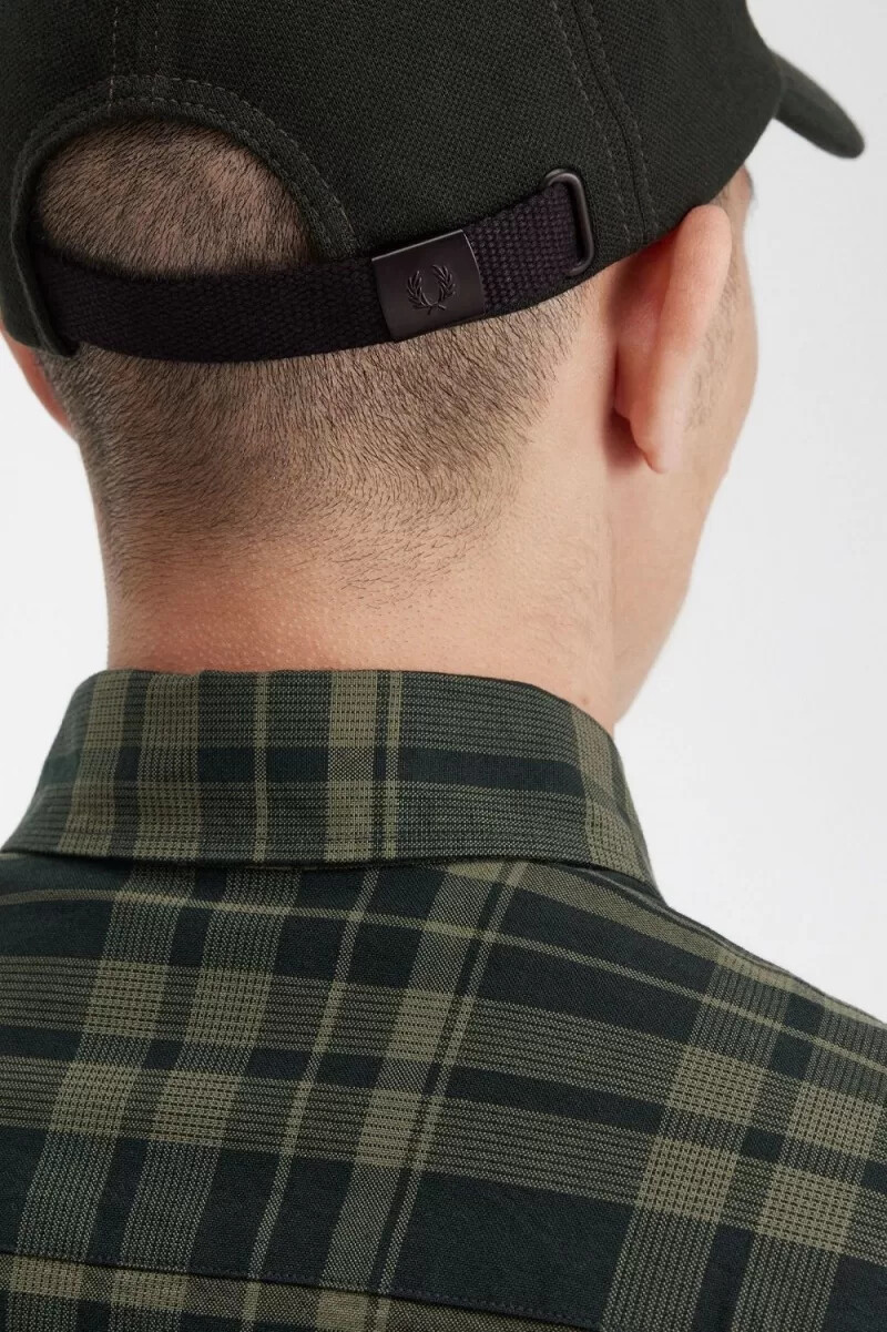 gorras clásicas de piqué fred perry para hombre color verde noche y óxido claro